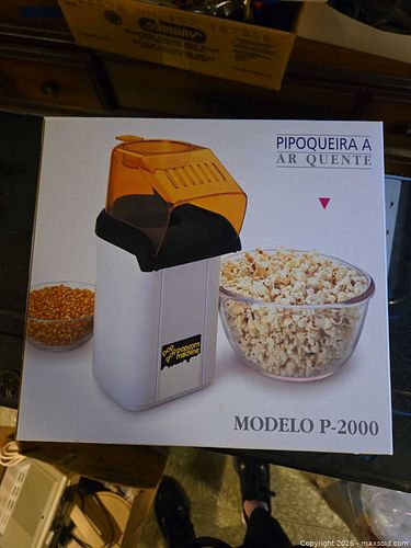 Lot of Small Kitchen Appliances: Popcorn Pumper, Iron, Clock Radio (1 of 8)