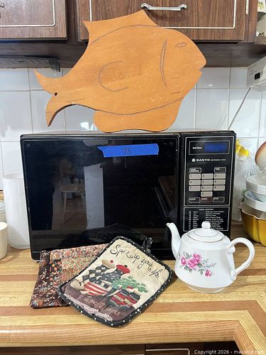 Lot: Sanyo Microwave, Ceramic Rose Teapot & Kitchen Accessories (1 of 5)