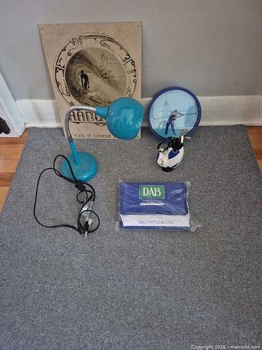 Mixed Home Decor Lot: Lamp, Wall Sign, Clock, Golf Mini Set & DAB Cooler (1 of 4)
