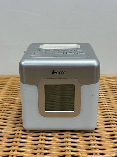iHome Dual Alarm Clock Speaker (1 of 8)