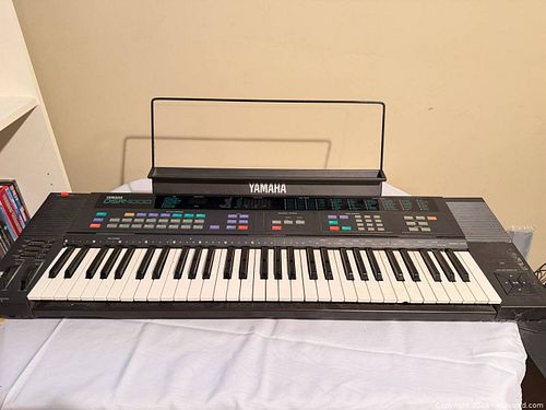 Yamaha DSR-1000 Portable Arranger Keyboard, 61 Keys (1 of 20)