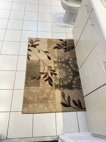 Rug/Bath Mat & Ceramic Vase with Silk Flowers B (1 of 6)