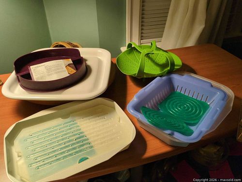 Microwave Steamers, Corning Browning Grill, Strainer and Silicone Trivet (1 of 7)