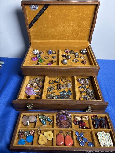 Jewelry box (1 of 5)