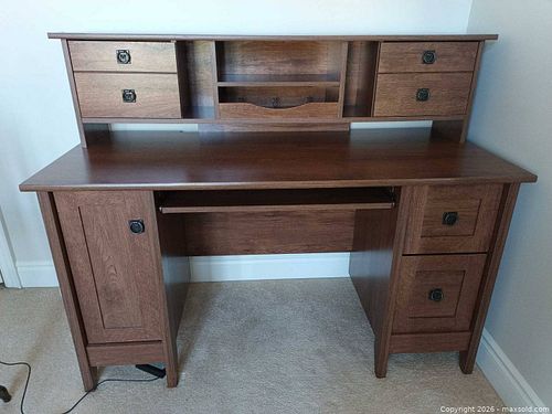 Desk D (1 of 18)