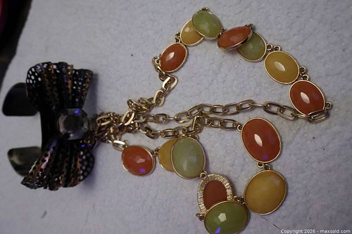 2 Costume Jewelry pieces. (1 of 6)