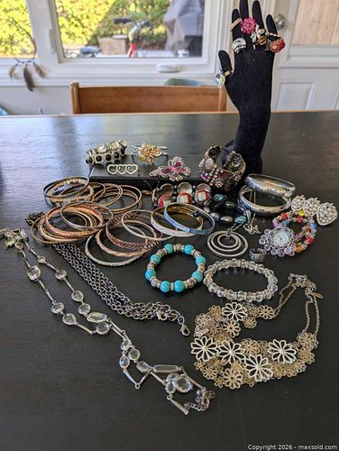 Lots of jewelry  (1 of 9)