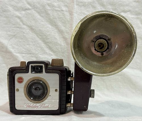 Vintage Mid-Century Kodak Brownie Holiday Flash Camera – Made in Canada! (1 of 7)