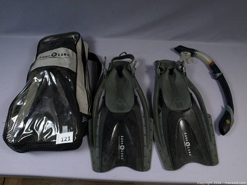 Snorkeling fins (1 of 3)
