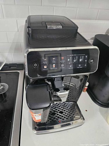 Philips automatic coffee, espresso, cappuccino, ETC maker with frother and Grinder- LatteGo (1 of 15)