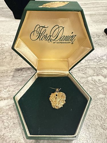 Pendant by Flora Danika.  A (1 of 4)