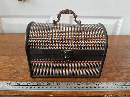 Houndstooth wooden storage chest (1 of 9)