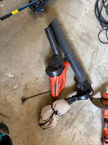 Black & Decker BV2500-CA Corded Electric Leaf Blower/Vac (1 of 5)