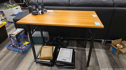 Folding Table with Woodgrain Laminate Top A (1 of 6)