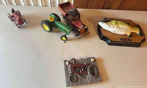 Lot of 5 Novelty Singing Fish Plaque, John Deere Tractor & Metal Toys (1 of 14)