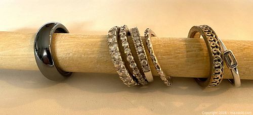 lot of costume jewelry rings (1 of 8)