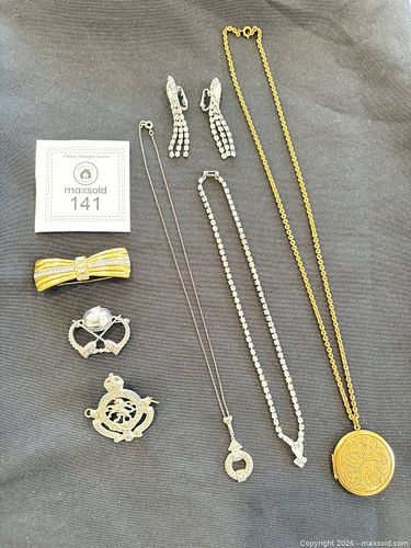 Unique Jewellery Pieces (1 of 16)