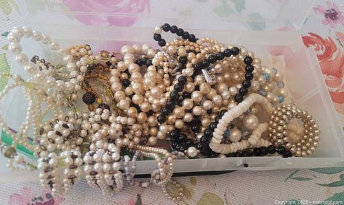 Vintage (Imitation)? Pearl + old beaded costume necklaces. (1 of 20)