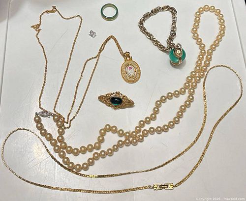 Vintage Costume Jewelry Lot — Necklaces, Rings, Broochs, Pendants (1 of 19)