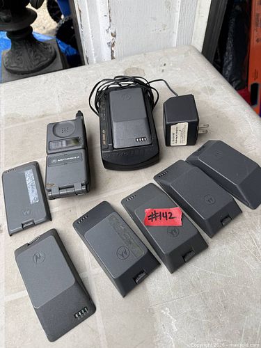 A VTG. MOTOROLA FLIP PHONE WITH CHARGER & 8 BATTERIES. (1 of 2)