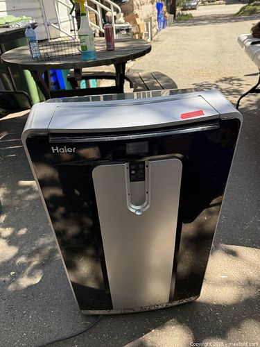 PORTABLE AIR CONDITIONER.A HAIER  (1 of 2)
