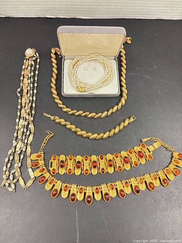 Jewelry Sets (1 of 8)