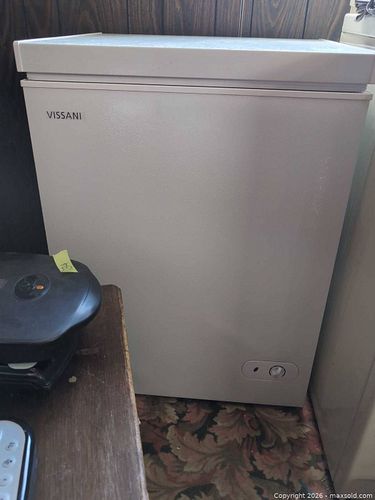 Vissani White Chest Freezer, Small B (1 of 10)