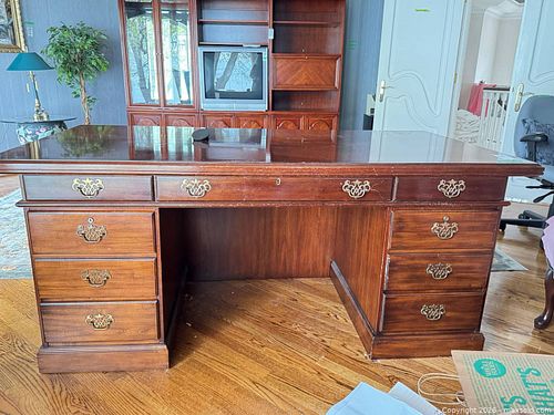Traditional Mahogany/Cherry Executive Desk D (1 of 14)