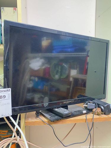 Insignia 24" TV B (1 of 7)