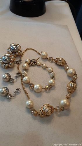 Costume Pearl Jewellery (1 of 7)