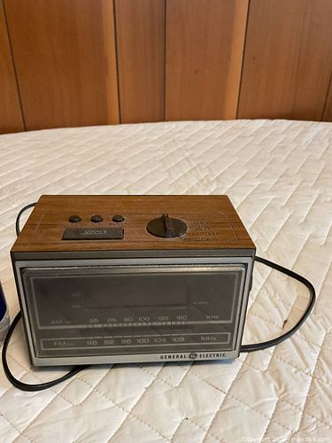 Vintage General Electric Wood Clock Radio (1 of 2)