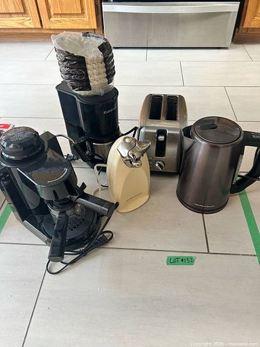 Assorted Small Kitchen Appliances: Coffee Makers, Toaster, Kettle (1 of 17)