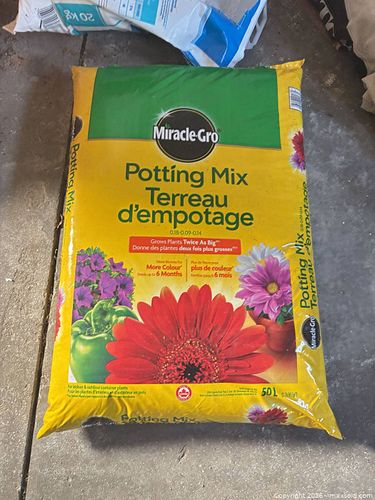 Miracle-Gro Potting Mix 50 L for Indoor & Outdoor Containers (1 of 2)