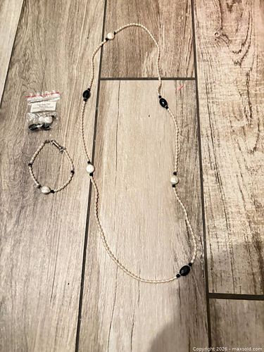 Freshwater Pearl and Black Onyx Necklace & Bracelet Set (1 of 5)