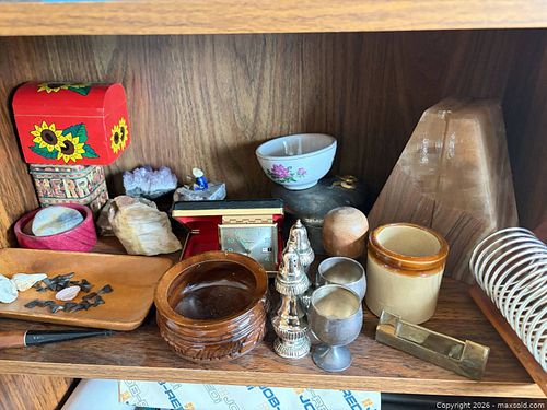 Miscellaneous decorative collectibles (1 of 16)
