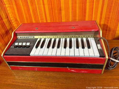 Vintage Working Magnus Table Top Chord Organ from the 1970s. (1 of 10)