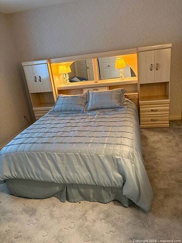 Queen-Size Light Maple Bed Set with Mirrored Headboard & Storage (1 of 12)