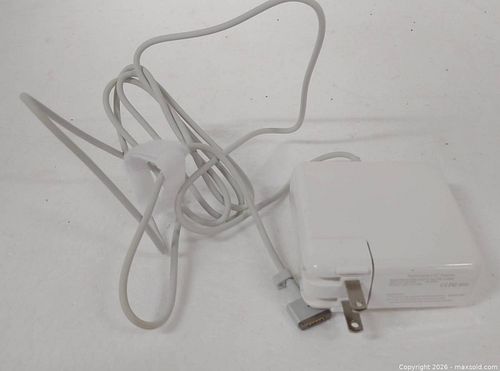 Mackbook charger (1 of 2)