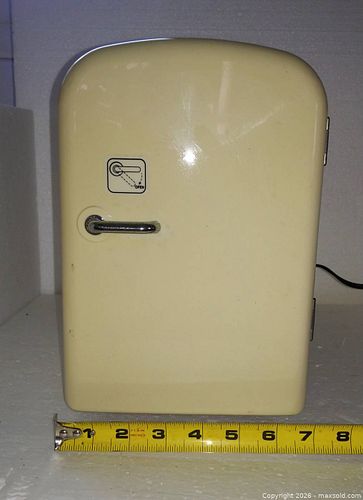 Mini fridge (1 of 4)