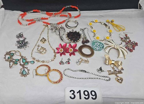 Lot of Costume jewelry  (1 of 11)
