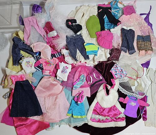 Lot of Vintage Barbie Clothes (1 of 4)