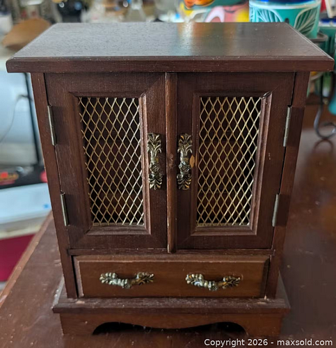 VINTAGE WOOD JEWELRY CASE  (1 of 4)