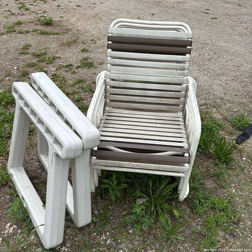 4 outdoor chairs and table legs (1 of 3)