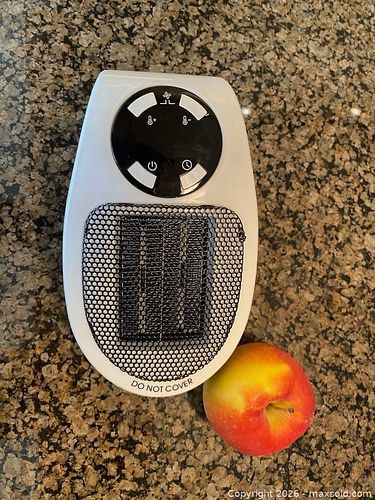 Compact Plug-In Ceramic Wall Heater (1 of 2)