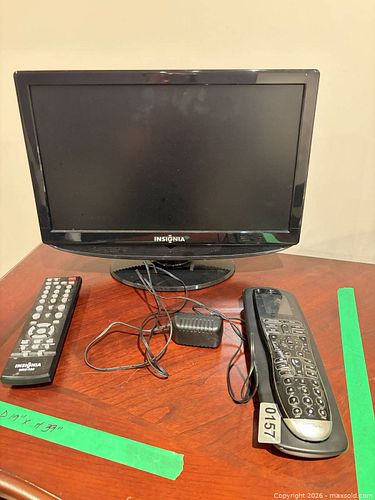 Insignia 15-inch LCD television/Logitech Harmony One (1 of 6)