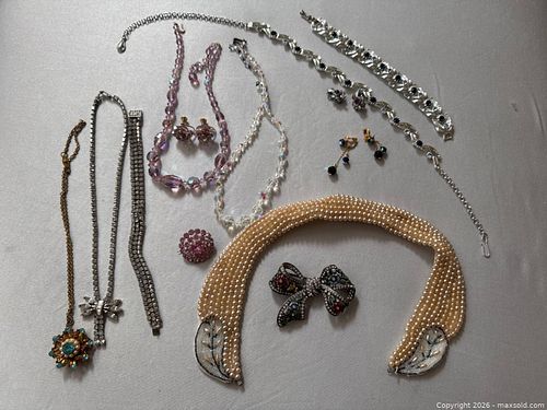 Costume Jewelry with Necklaces, Bracelets, and Brooches (1 of 17)