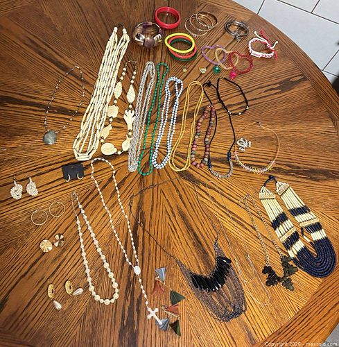 Mixed Lot of Costume Jewelry: Necklaces, Bracelets, Earrings, Brooches (1 of 19)