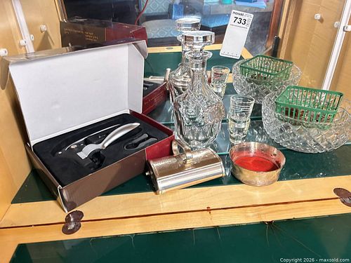 Mixed lot: barware, crystal decanter, corkscrew set, silverplate (1 of 5)