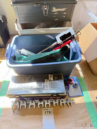Mixed Hand Tool Lot with Tap & Die Set and Wrenches (1 of 12)