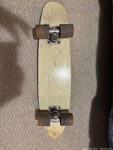 Vintage skateboard (1 of 2)